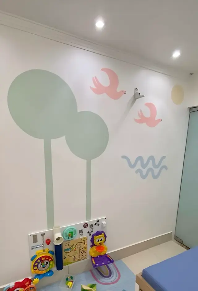 Mural clinica pediatrica arvores passaros em Goiânia, pintura à mão por Art Laurenn