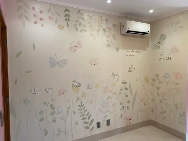 Mural floral personalizado nome lais em Goiânia, pintura à mão por Art Laurenn