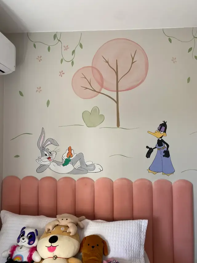 Mural personalizado pernalonga patolino em Goiânia, pintura à mão por Art Laurenn