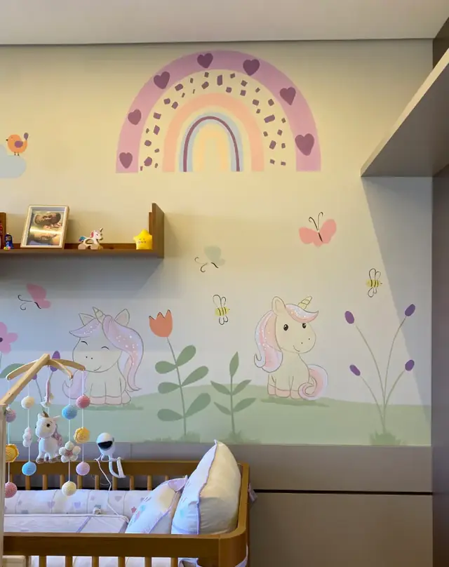 Mural quarto bebe unicornios arco iris em Goiânia, pintura à mão por Art Laurenn