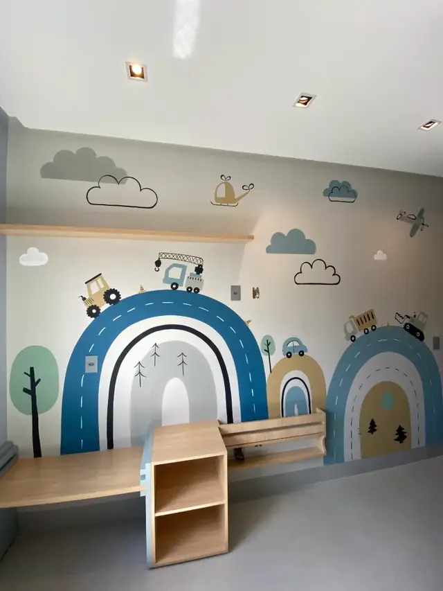 Mural quarto menino arco iris estradas carrinhos em Goiânia, pintura à mão por Art Laurenn