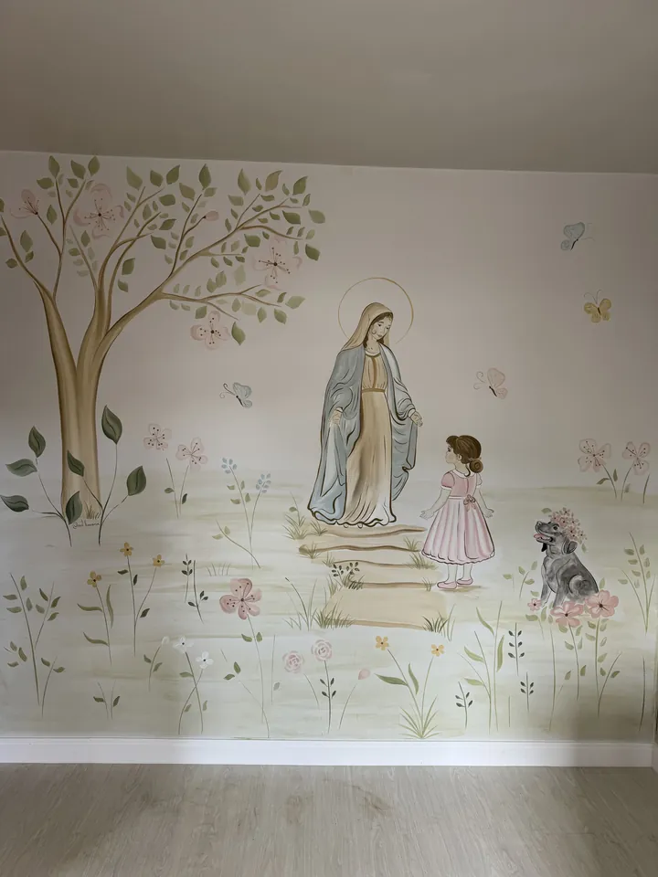 Mural Nossa Senhora das Graças menina cachorro em Goiânia, pintura à mão por Art Laurenn