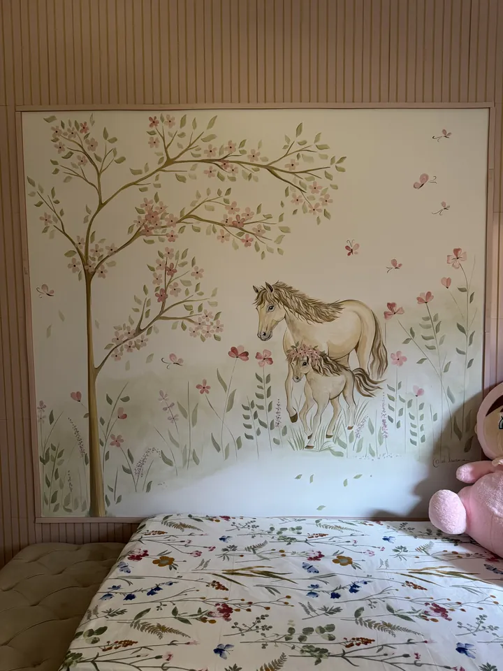 Mural quarto menina cavalos árvore florida em Goiânia, pintura à mão por Art Laurenn