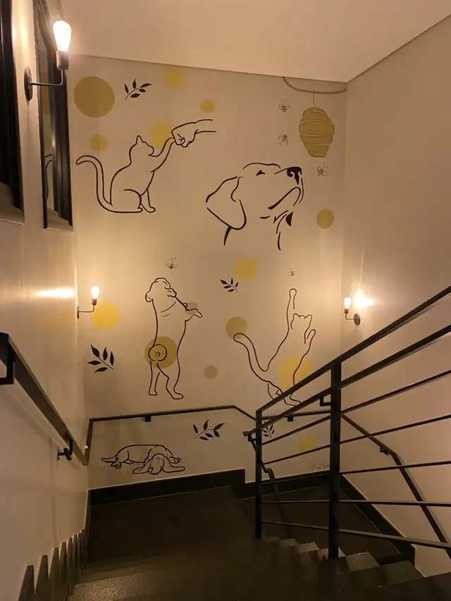 Pintura organica gatos line art escada em Goiânia, pintura à mão por Art Laurenn