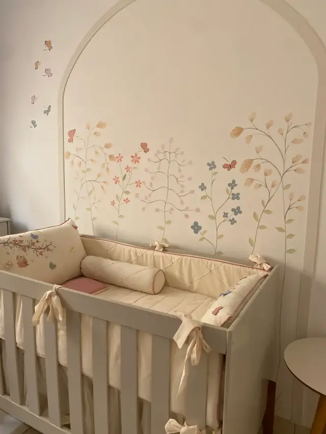 Pintura parede arco floral berco menina em Goiânia, pintura à mão por Art Laurenn