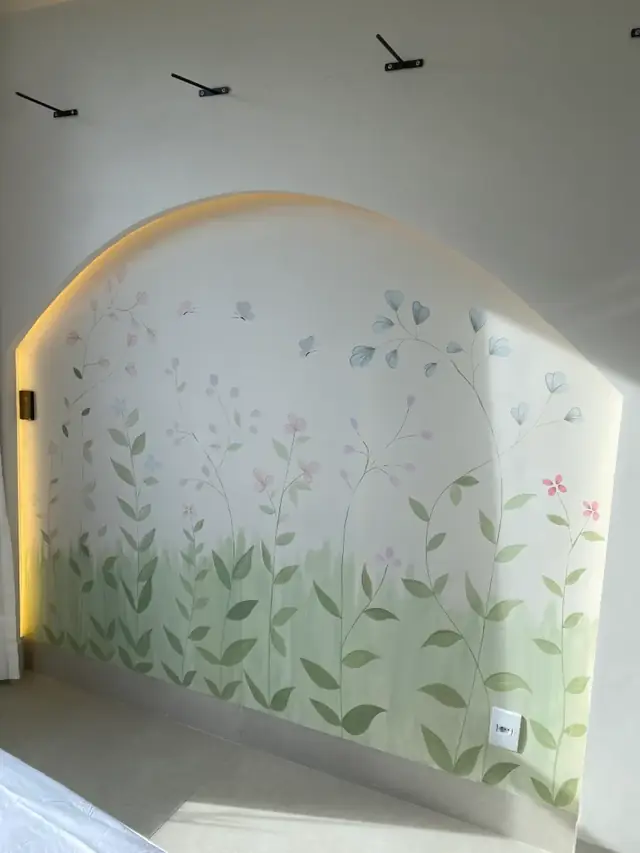 Pintura parede arco floral quarto menina em Goiânia, pintura à mão por Art Laurenn